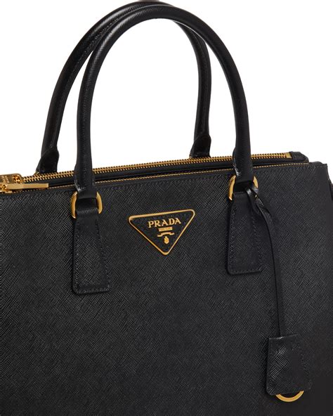 prada tasche schwarz nieten|Große Prada Galleria Tasche aus Leder mit Nieten.